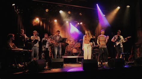  “Jungle Boogie” Eine energiegeladene Fusion aus Funky Rhythmen und souligen Melodien